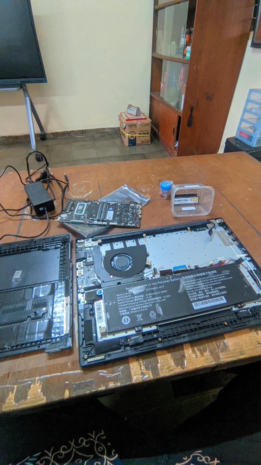 Laptop Screen Replacement & Deep Cleaning Service